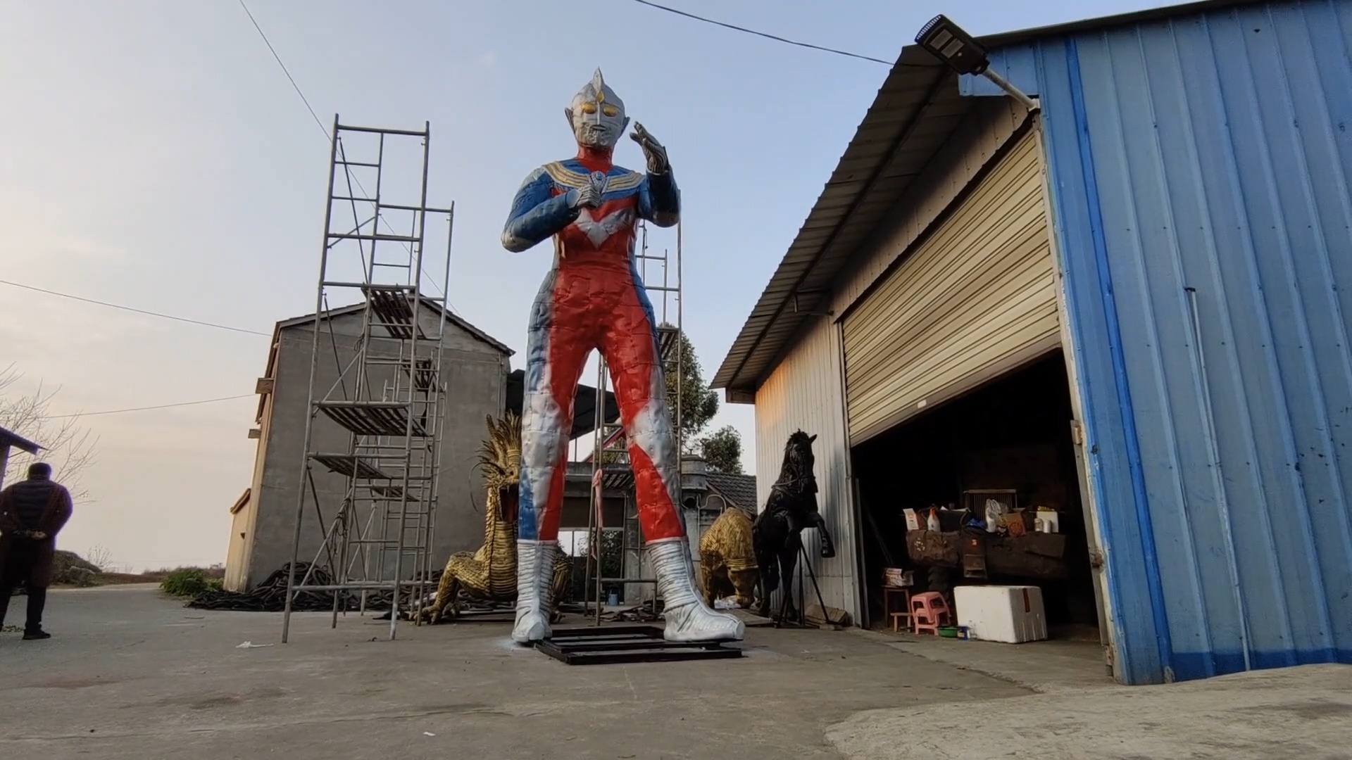 Nhan vat sieu anh hung cao 5,6 m duoc lam tu lop xe hinh anh