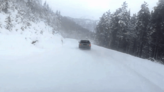 Oto gap tai nan tren duong phu day tuyet hinh anh