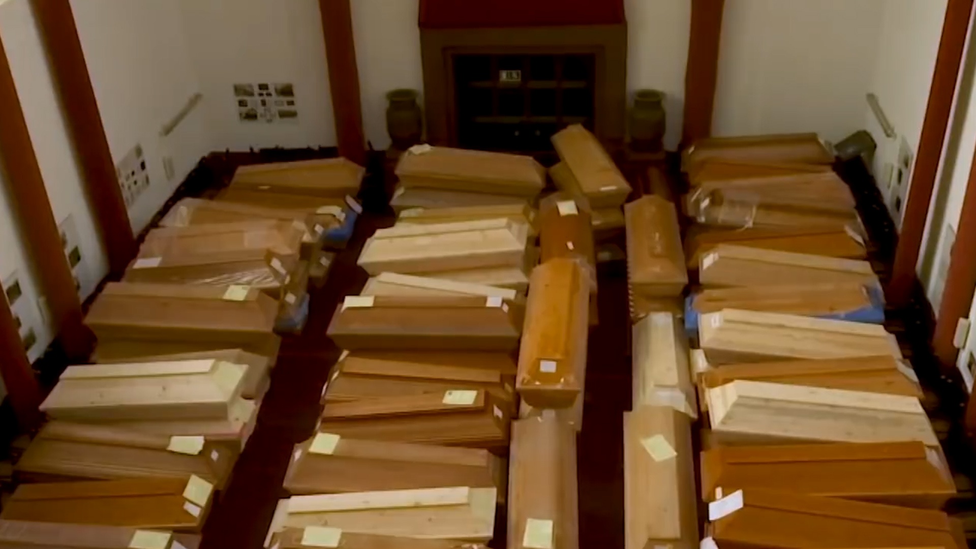 Covid-19 khien lo hoa tang o Duc qua tai, quan tai xep chong len nhau hinh anh