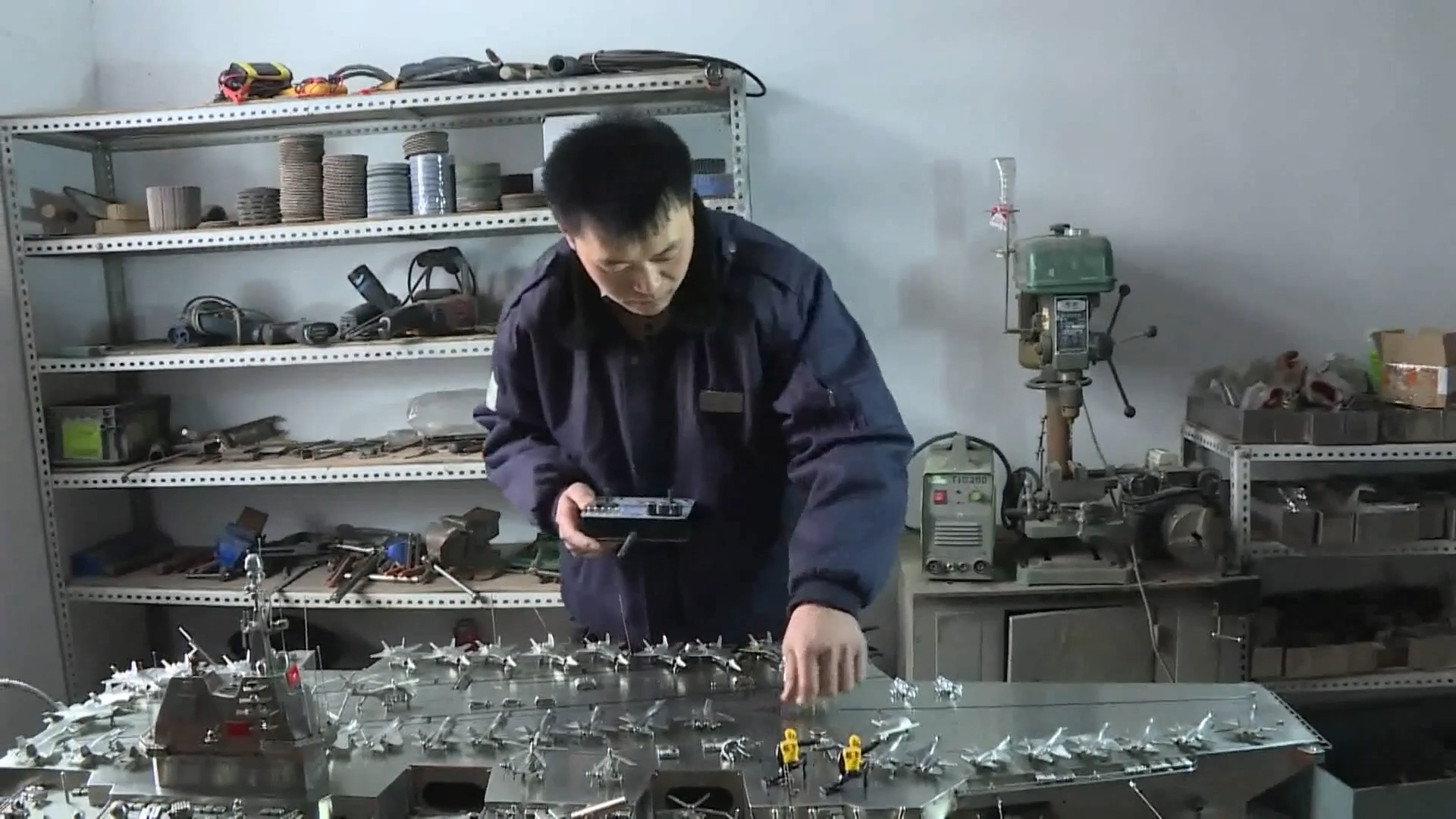 Che tao mo hinh tau san bay bang thep co the dieu khien tu xa hinh anh