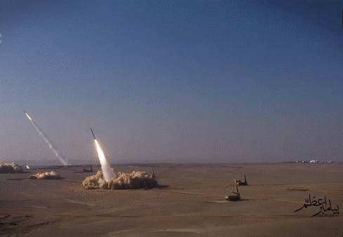 Quan doi Iran tap tran lon giua sa mac hinh anh