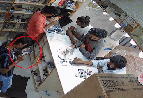 Pin phat no trong cua hang sua chua dien thoai hinh anh