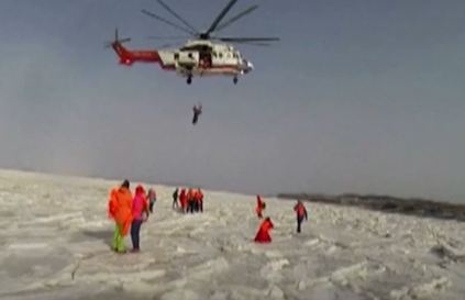 59 du khach duoc giai cuu sau khi mac ket tren tang bang noi hinh anh