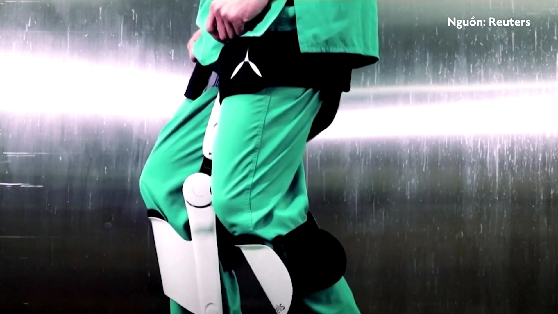 'Chan gia' giup nguoi mang co the ngoi trong tu the dung hinh anh