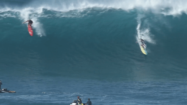 Luot van giua nhung con song cao hon 12 m o Hawaii hinh anh