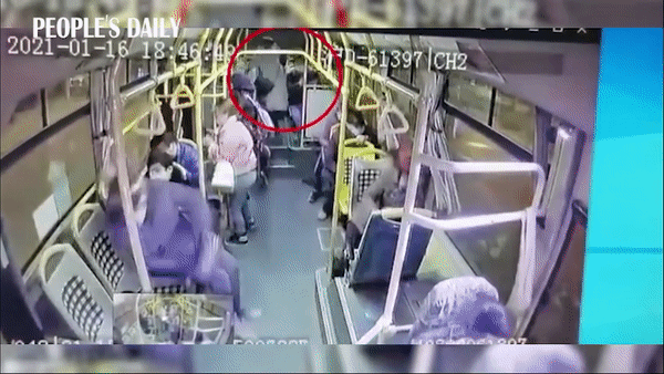 Xe buyt phanh gap khien mot phu nu tu vong o Trung Quoc hinh anh