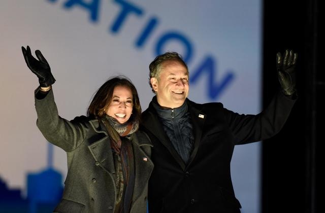 Pho tong thong dac cu My phat qua o Washington D.C. hinh anh