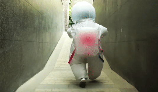 Nguoi cha che tao bo quan ao chong Covid-19 cho con hinh anh