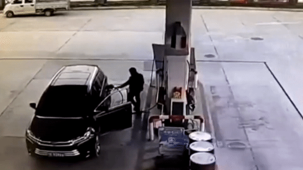 Oto boc chay khi dang bom xang o Trung Quoc hinh anh