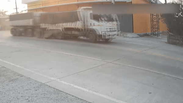 Xe tai lam roi 2 chiec lop khi dang chay hinh anh