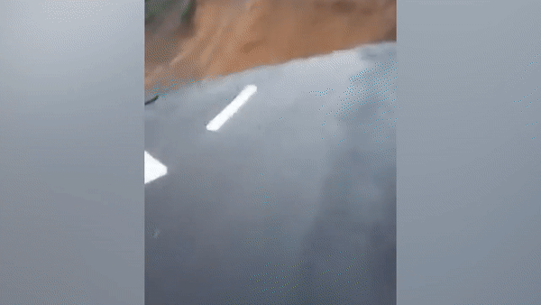 Bai do xe sup do sau tran lo dat o Malaysia hinh anh