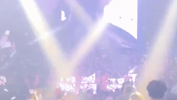 Gioi tre tiec tung thau dem o Vu Han hinh anh