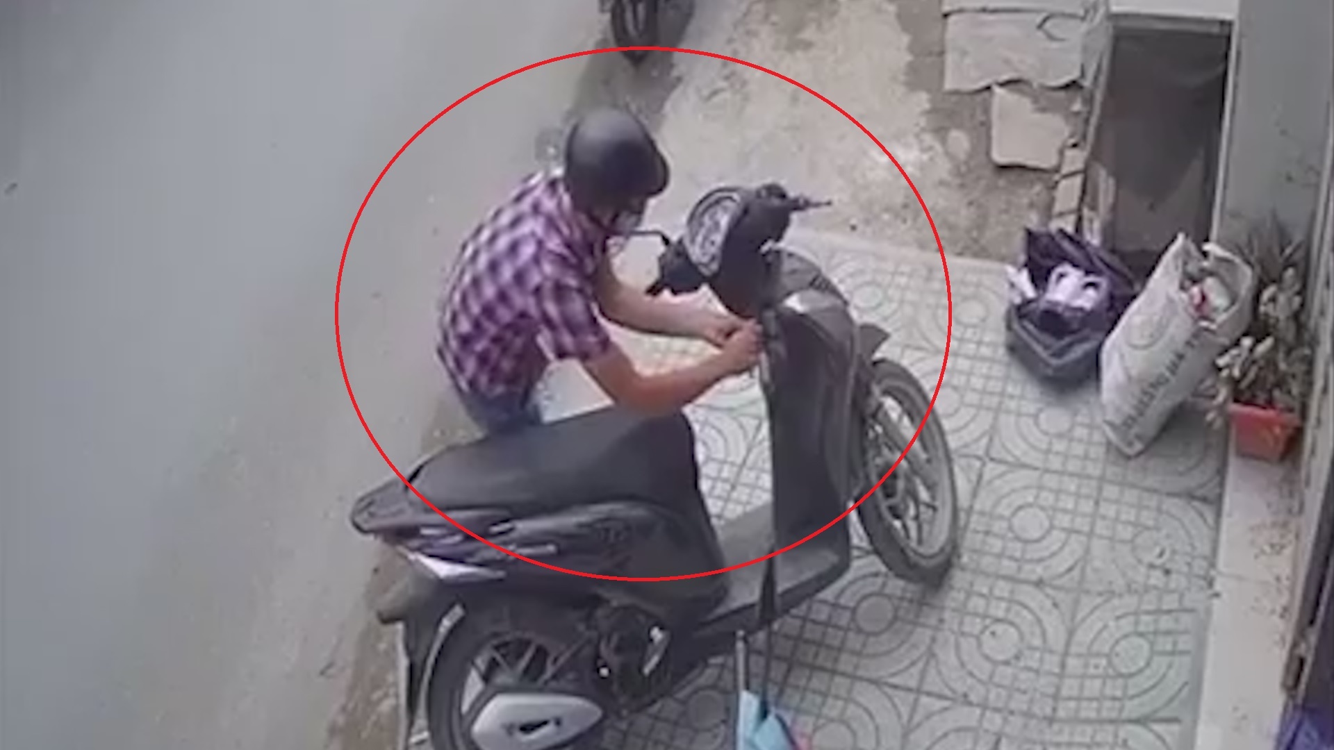 Trom xe SH trong 10 giay o TP.HCM hinh anh