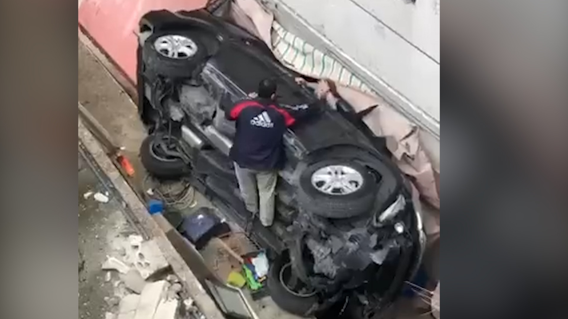 Oto roi tu bai do xe tren cao o Lebanon hinh anh