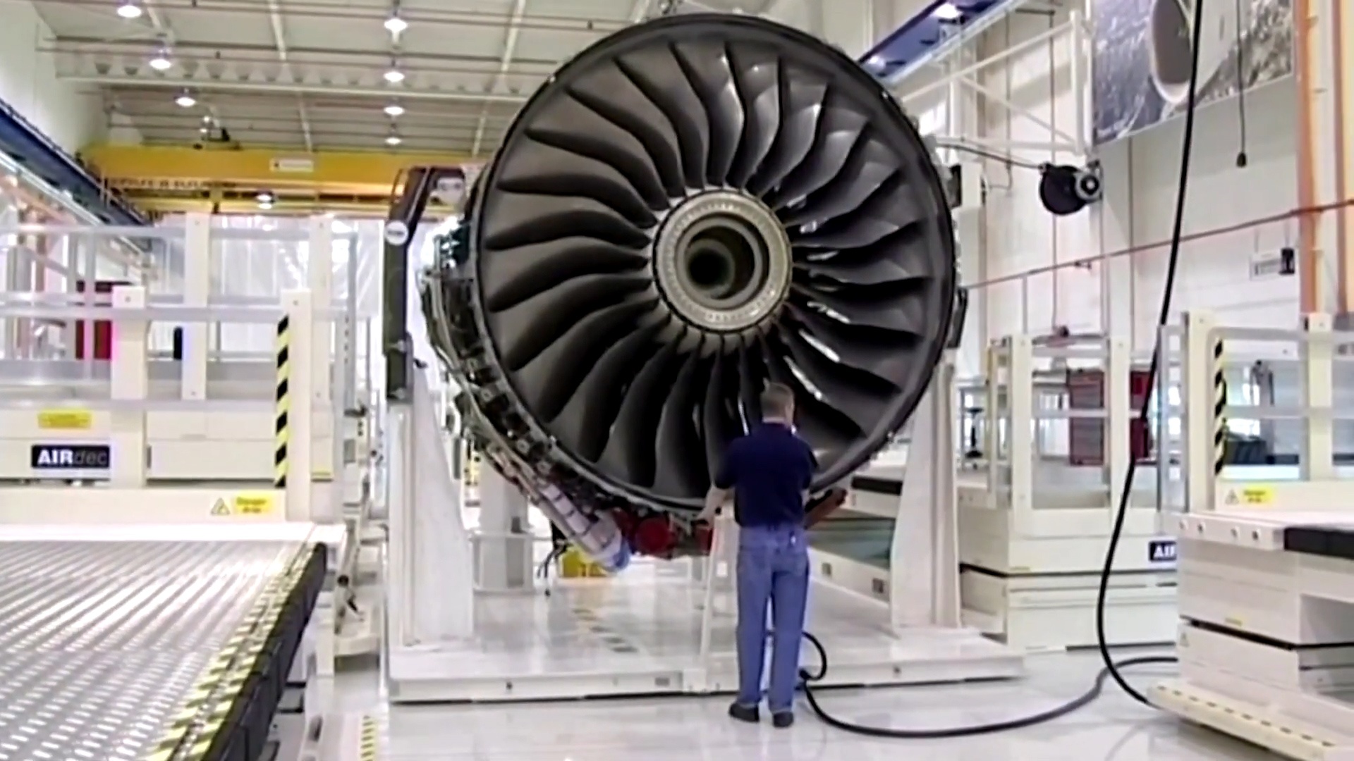 Rolls-Royce cat giam san xuat dong co may bay do anh huong Covid-19 hinh anh