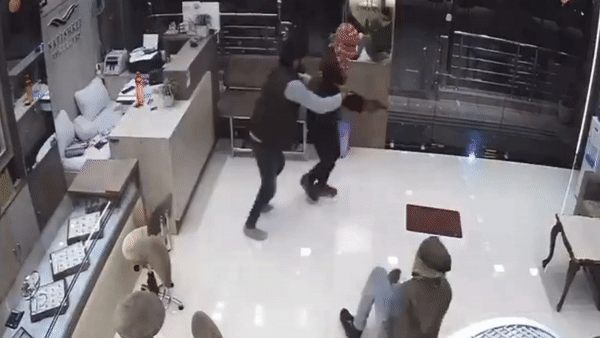 Nguoi dan ong tay khong chong tra nhom cuop hinh anh