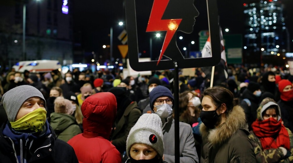 Bieu tinh o Ba Lan phan doi luat cam pha thai hinh anh