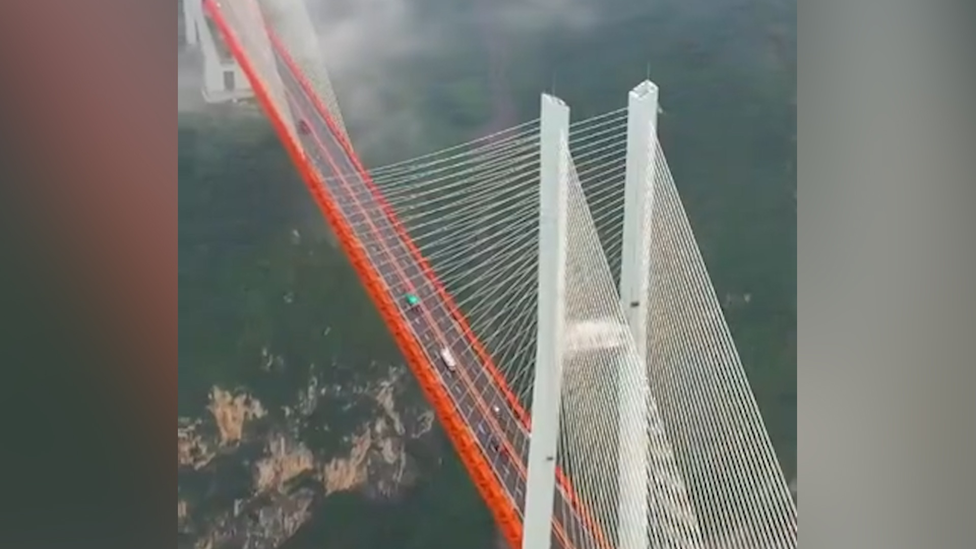 Cay cau lap ky luc the gioi voi chieu cao 565 m hinh anh