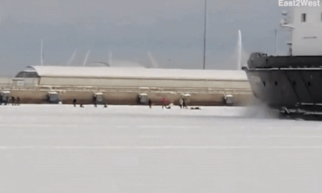 Hang loat ngu dan Nga bo chay khi tau pha bang lao den hinh anh