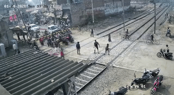 Tai xe xe may suyt bi tau hoa tong trung tai An Do hinh anh