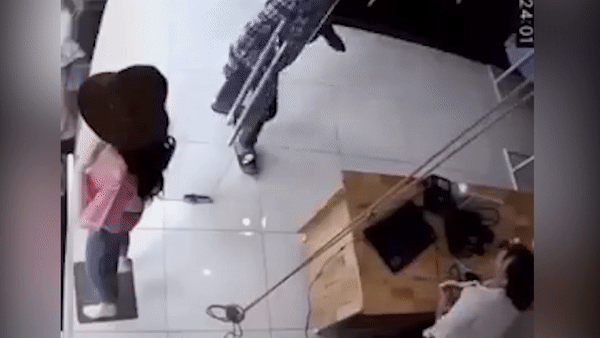 Cuop xong vao cua hang xit hoi cay hinh anh