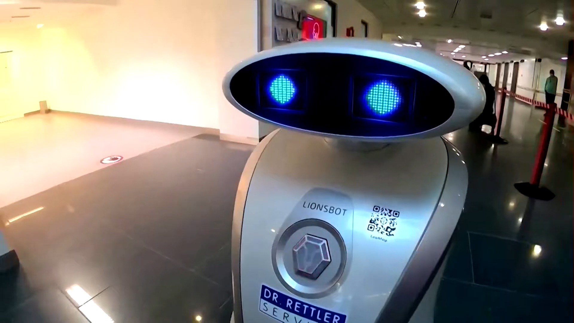 Robot ke chuyen cuoi co vu nhan vien y te chong dich Covid-19 hinh anh