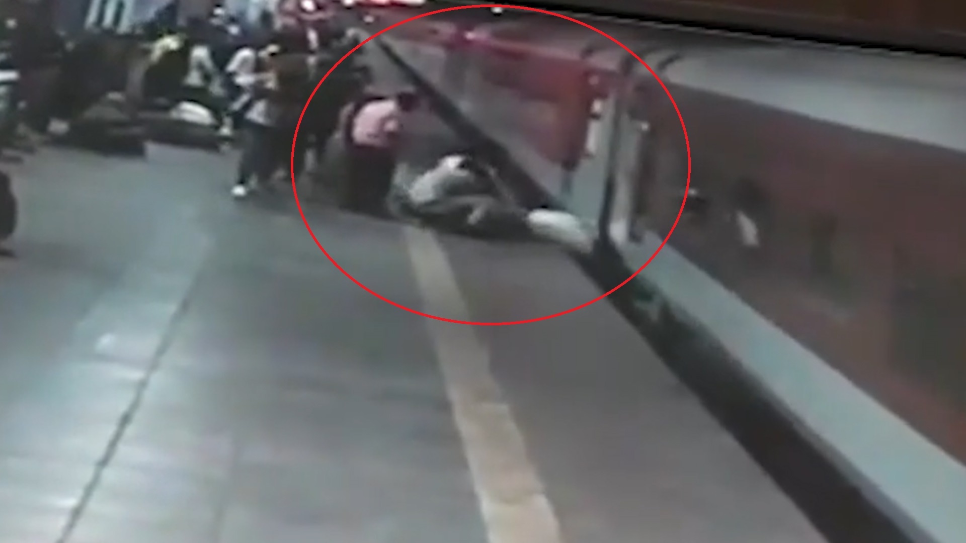 Nhan vien duong sat cuu hanh khach nga vao doan tau hinh anh