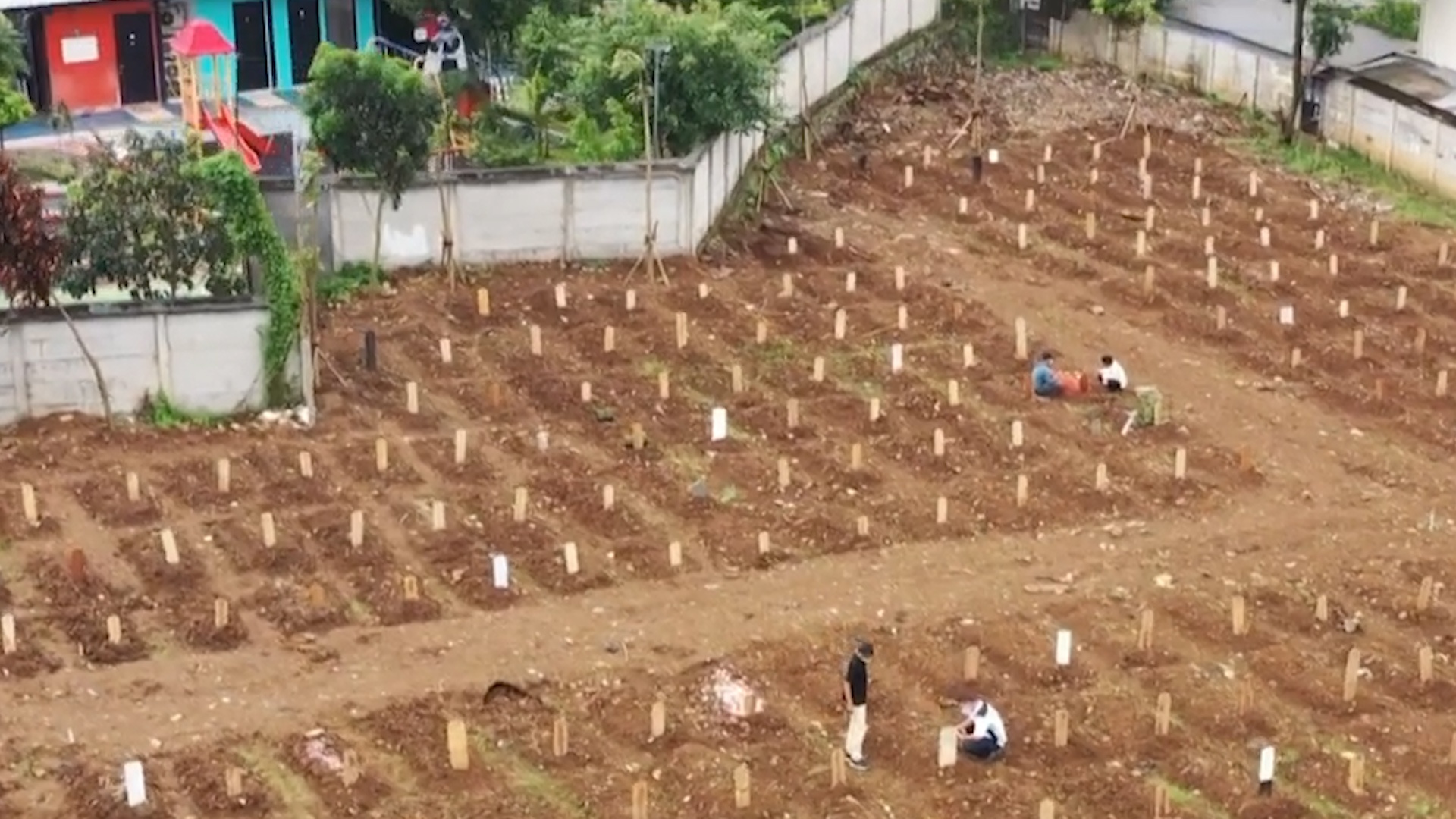 Indonesia phai mo rong nghia trang vi dich Covid-19 hinh anh