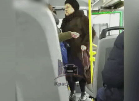 Nguoi phu nu khong mang khau trang bi day khoi xe buyt o Nga hinh anh