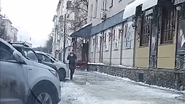 Nguoi di duong suyt bi bang tuyet roi trung dau hinh anh