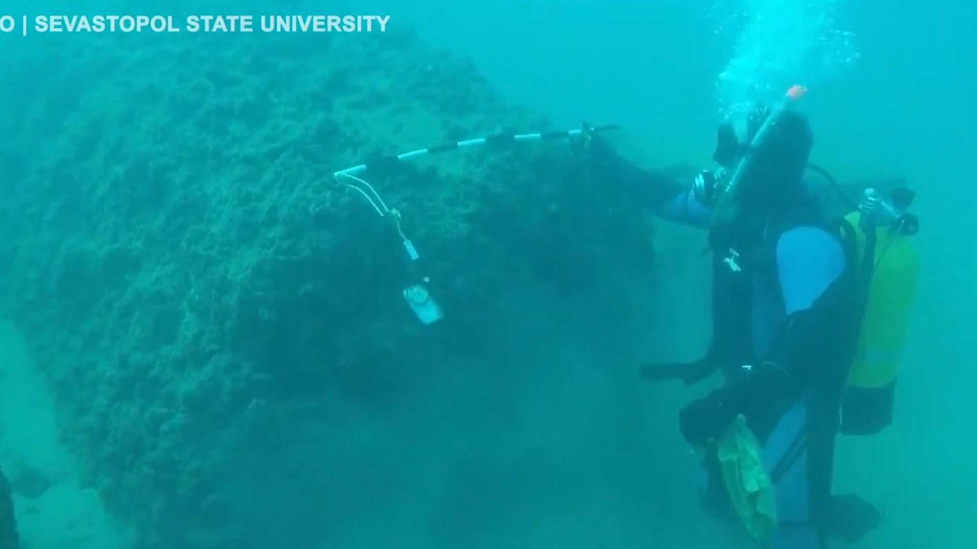 Phat hien tan tich hai cang co dai ngoai khoi Syria hinh anh