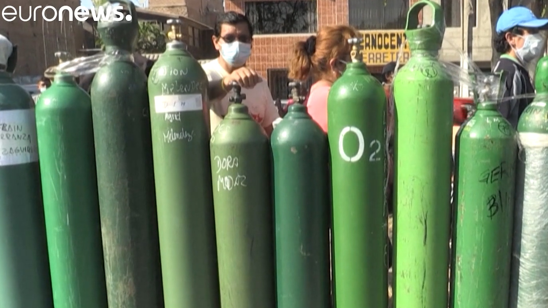 Hang tram nguoi ngu ngoai troi khi xep hang mua oxy o Peru hinh anh