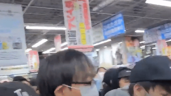 Bat chap Covid-19, dam dong do xo di mua PS5 o Nhat Ban hinh anh