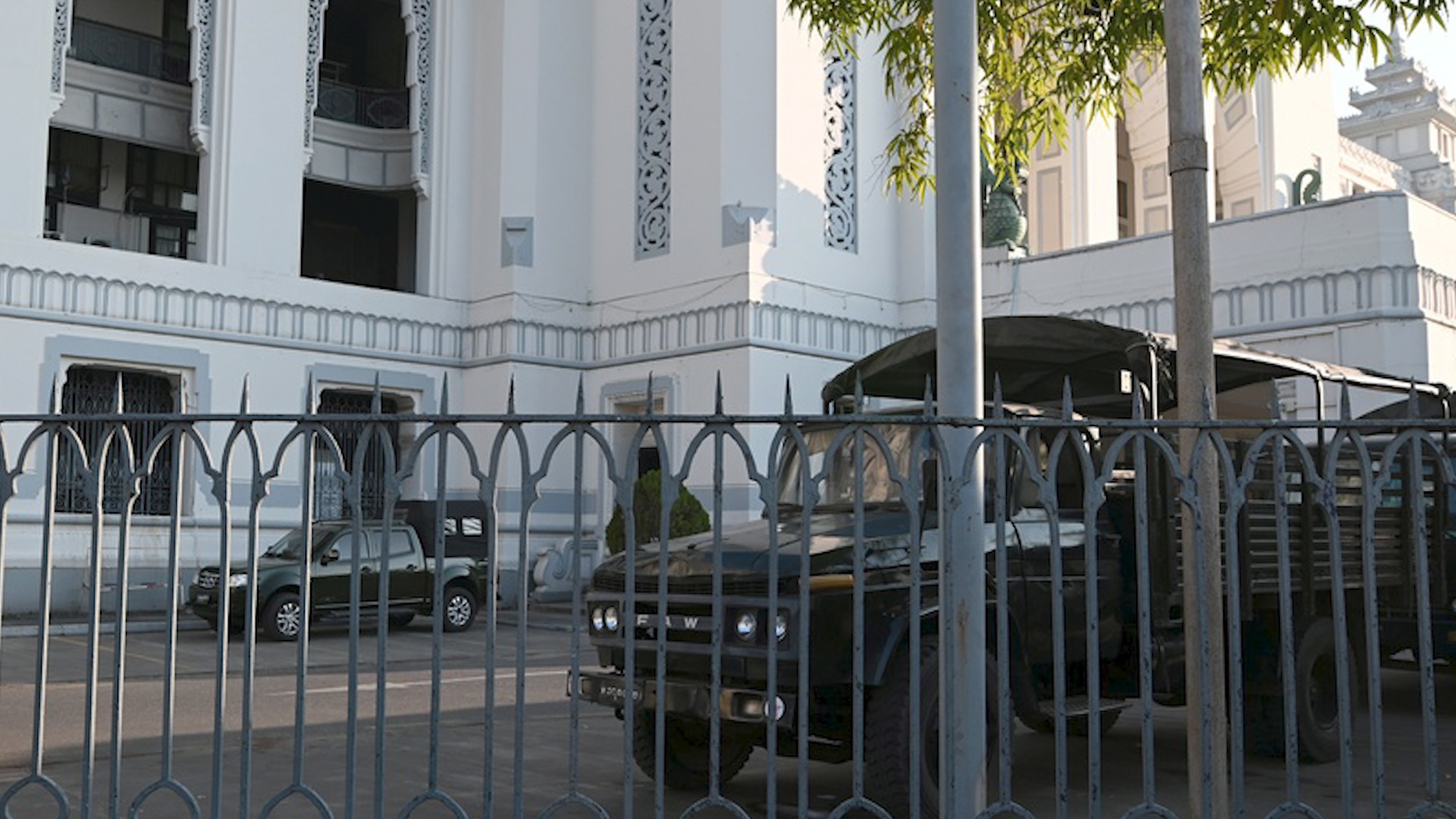 Quan doi canh gac ngoai toa thi chinh Yangon hinh anh