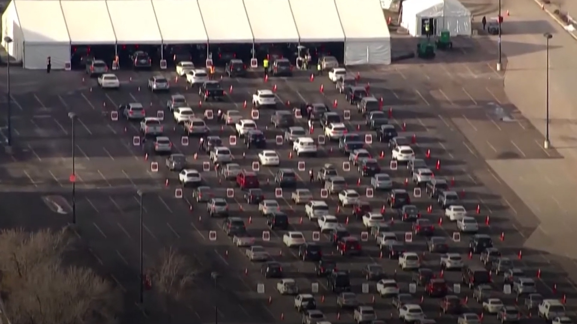 Hang nghin oto xep hang dai o diem tiem chung tai My hinh anh