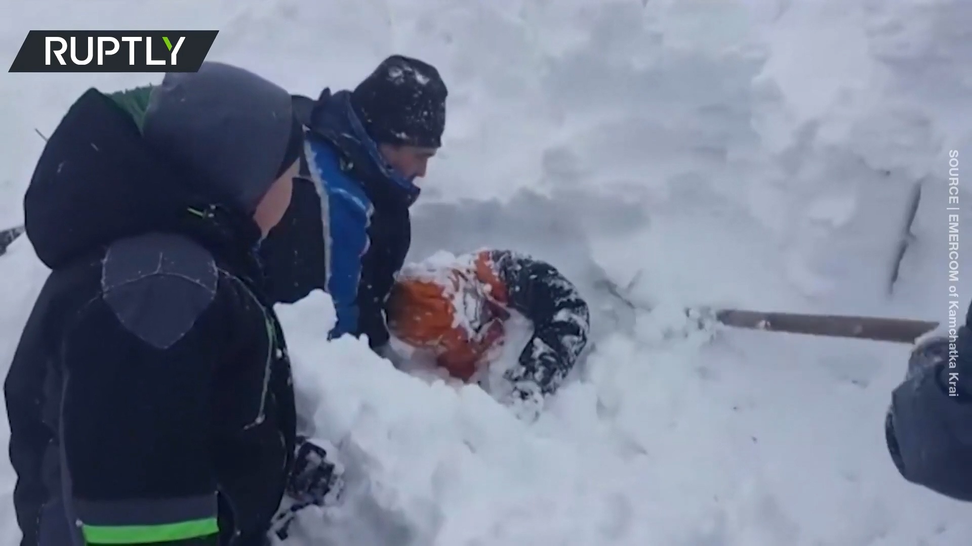 Giai cuu cau be bi mac ket trong 'bay tuyet' o Nga hinh anh