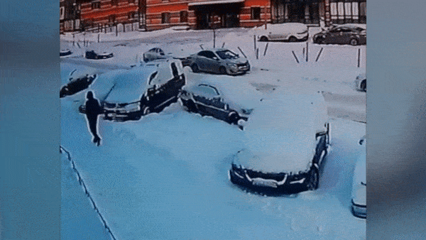 Oto bat ngo phat no, tai xe may man thoat chet o Nga hinh anh