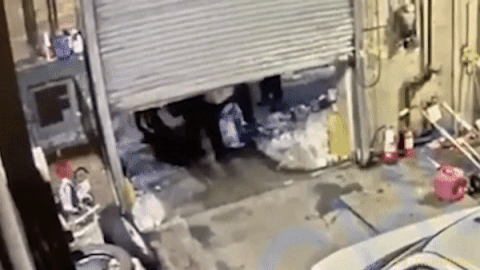 Cua cuon gap truc trac, do sap vao tay nguoi dan ong hinh anh