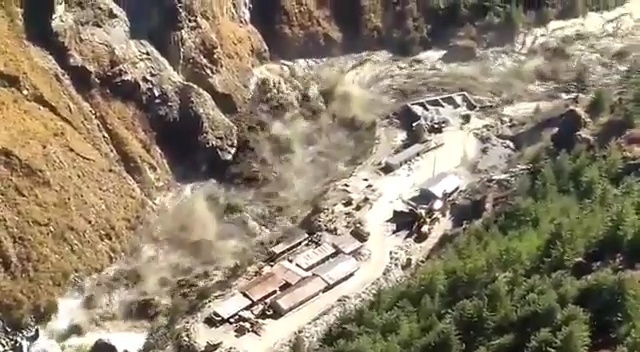 Canh lu quet cuon phang con dap o An Do hinh anh