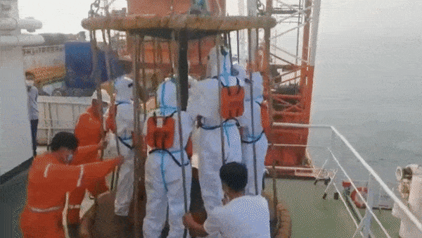 Nhan vien y te duoc van chuyen bang long sat de kiem tra Covid-19 hinh anh