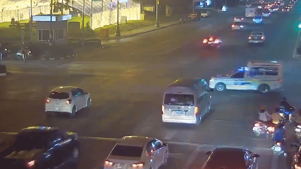 Oto ban tai tong xe cap cuu giua nga tu o Thai Lan hinh anh