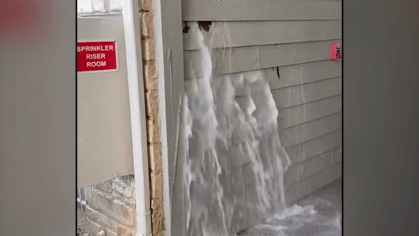 Ro ri nuoc tu duong ong chua chay bi vo o My hinh anh