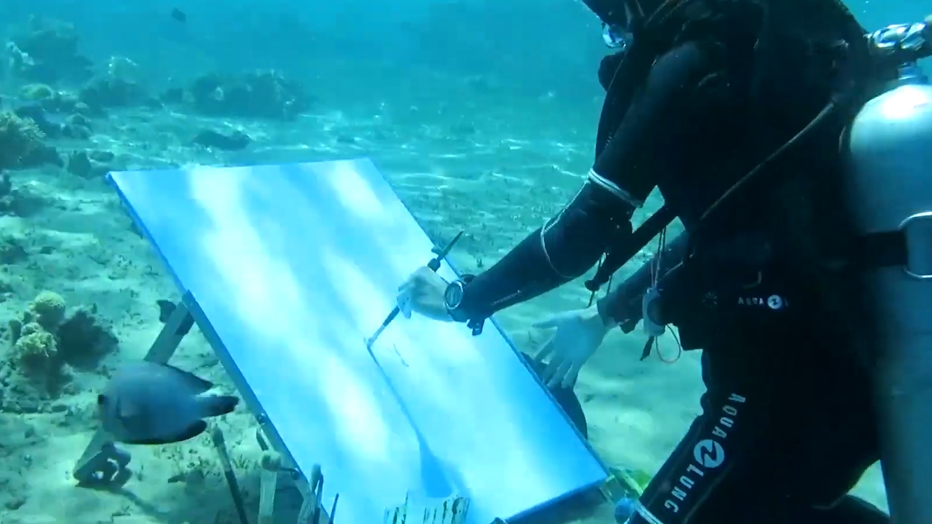 Nghe si ve tranh duoi nuoc doc nhat vo nhi hinh anh