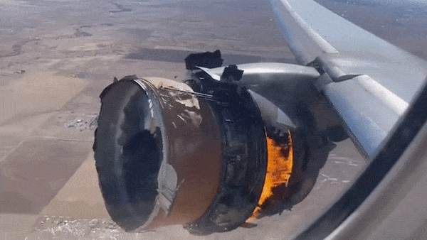 May bay Boeing 777 gap nan, vo dong co roi xuong nha dan o My hinh anh