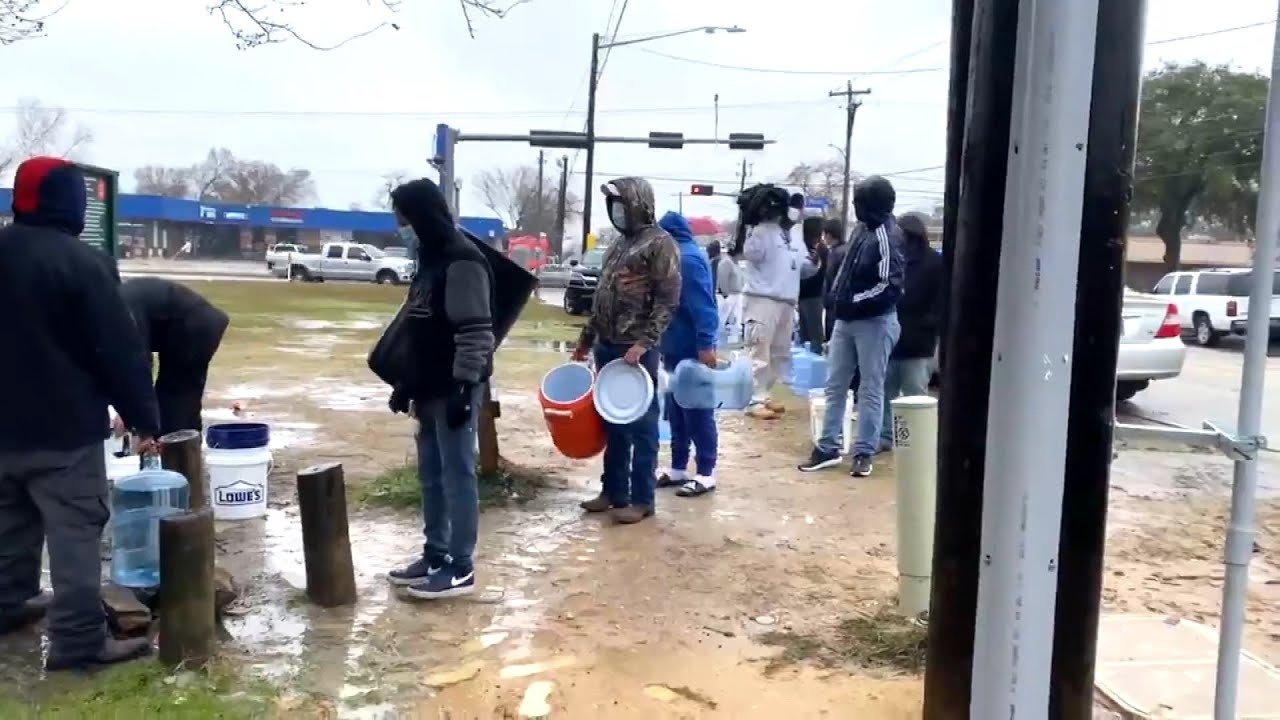 Nguoi dan Texas xep hang cho lay nuoc sach sau vu mat dien hang loat hinh anh