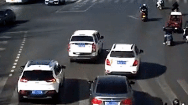 Be trai 4 tuoi roi xuong duong tu cua sau oto o Trung Quoc hinh anh