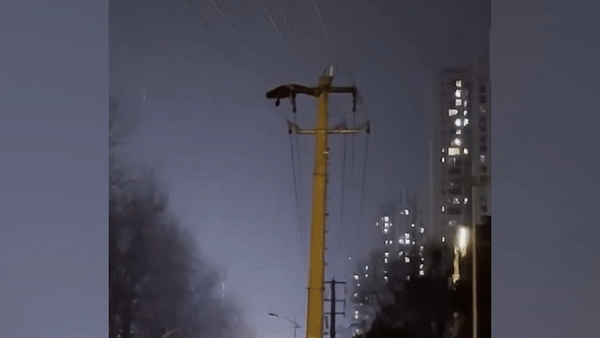 Thanh nien treo len cot dien de xa gian hinh anh