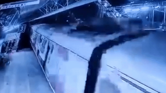 Nguoi dan ong day nguoi yeu xuong doan tau dang chay hinh anh