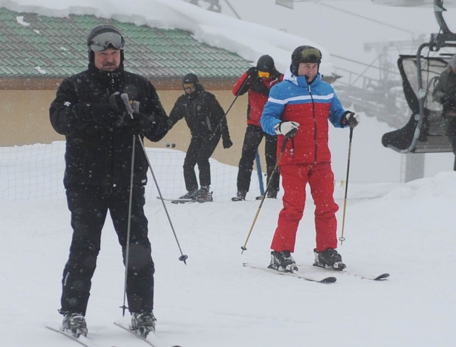 Ong Putin truot tuyet, lai moto cung Tong thong Belarus hinh anh