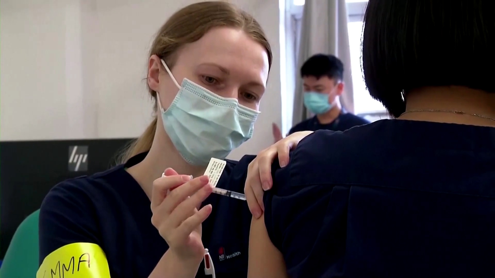 Hai nguoi bi tiem vaccine Covid-19 qua lieu o Australia hinh anh